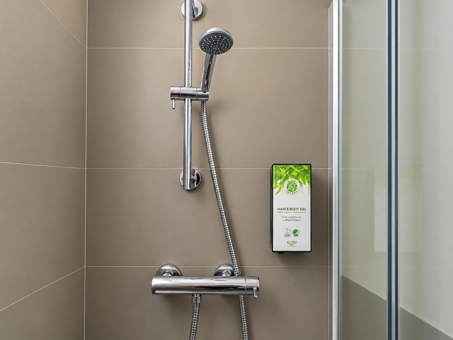 Eine Dusche mit Duschbrause und Wandbedienung.