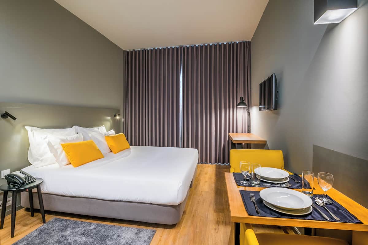Estudio estándar, 1 cama de matrimonio, no fumadores, cocina básica | Servicio de la habitación