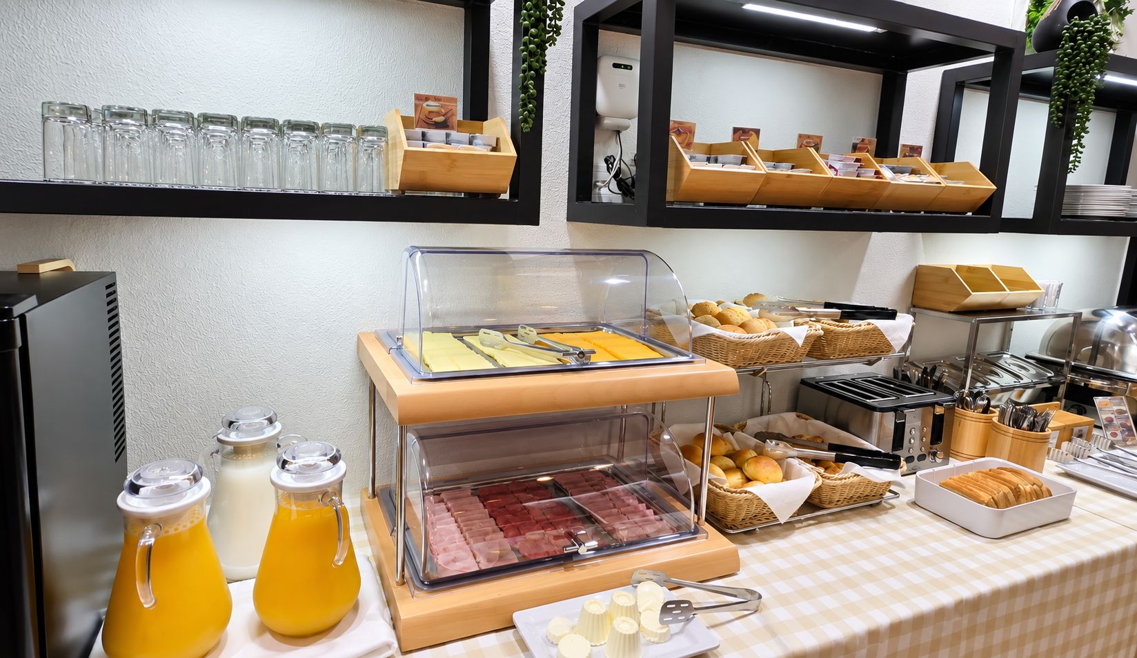 Un'esposizione a buffet con diversi cibi e bevande.