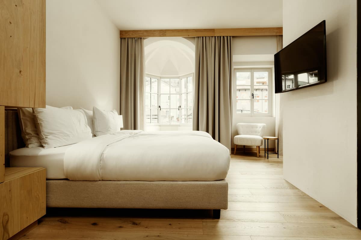 erker room | premium bedding, minibar, in-room safe, individually decorated