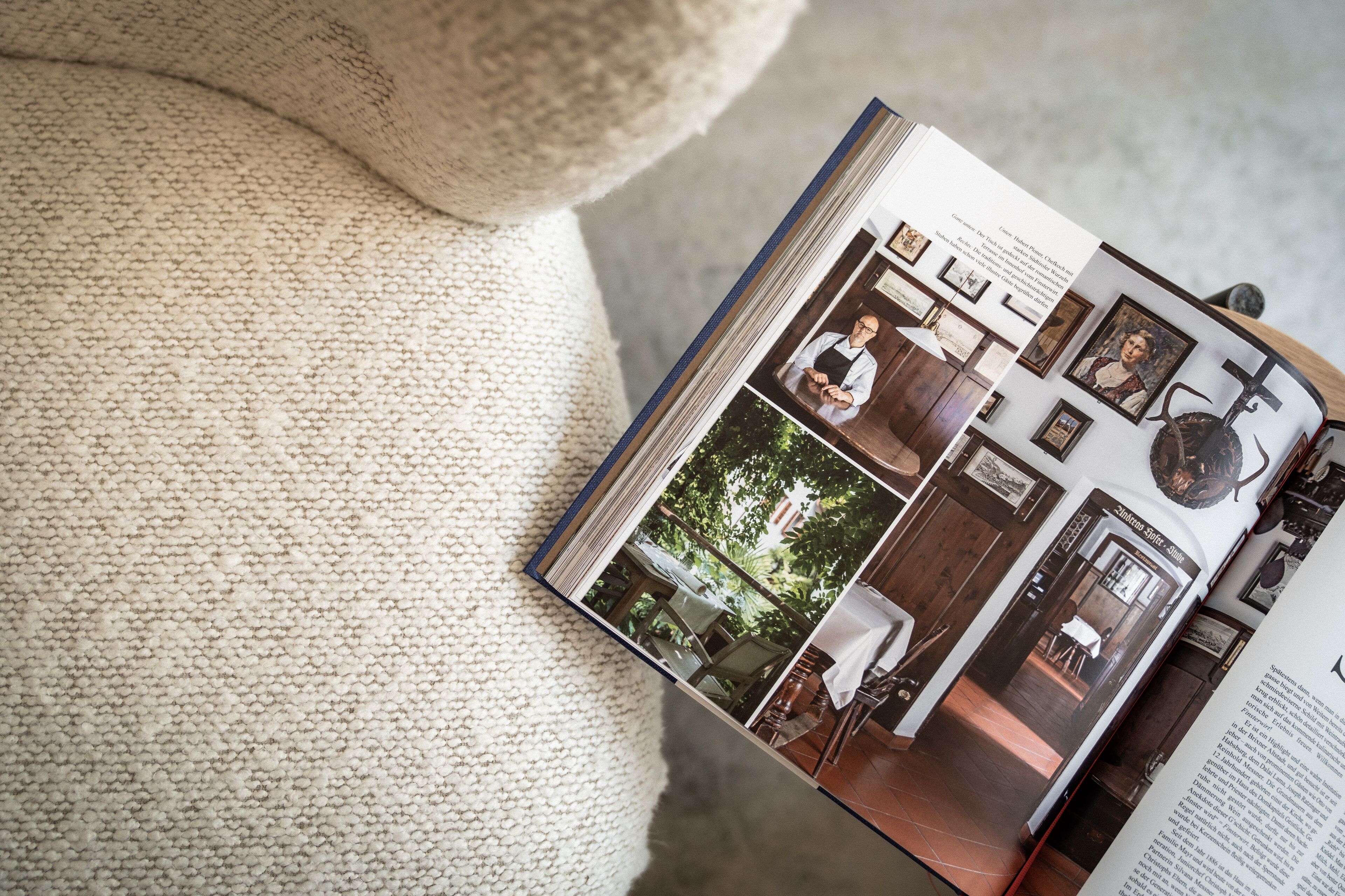 Una página de revista con una fotografía de una habitación que incluye un comedor, una cocina y una sala de estar.