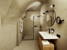 Classic room | Bathroom | Shower, eco-friendly toiletries, hair dryer, bathrobes
