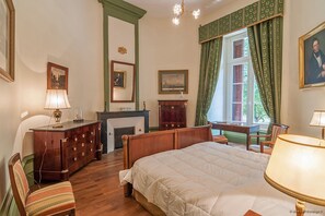 Double Room, Park View, Tower (Tour Ronde) | 特色装修、特色家居、办公桌、遮光窗帘