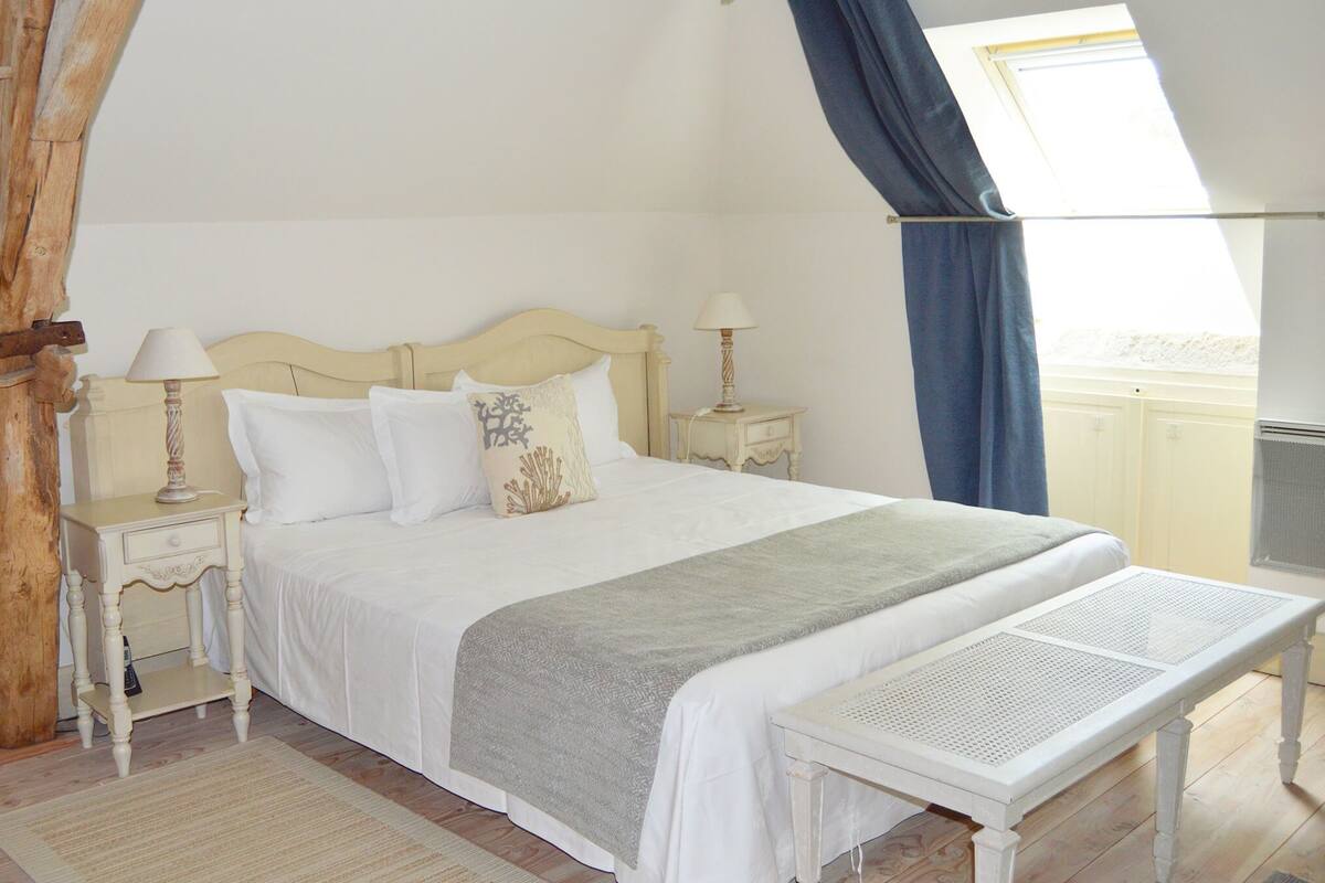 Habitación superior, en edificio contiguo (Orphélie) | Ropa de cama de alta calidad y minibar
