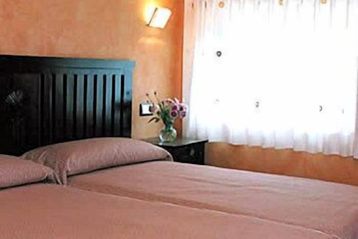 standard room (dos camas twin) | select comfort beds, minibar, in-room safe, desk