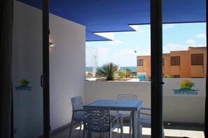 Leilighet – superior, 1 soverom, delvis havutsikt | Skrivebord, blendingsgardiner og sengetøy