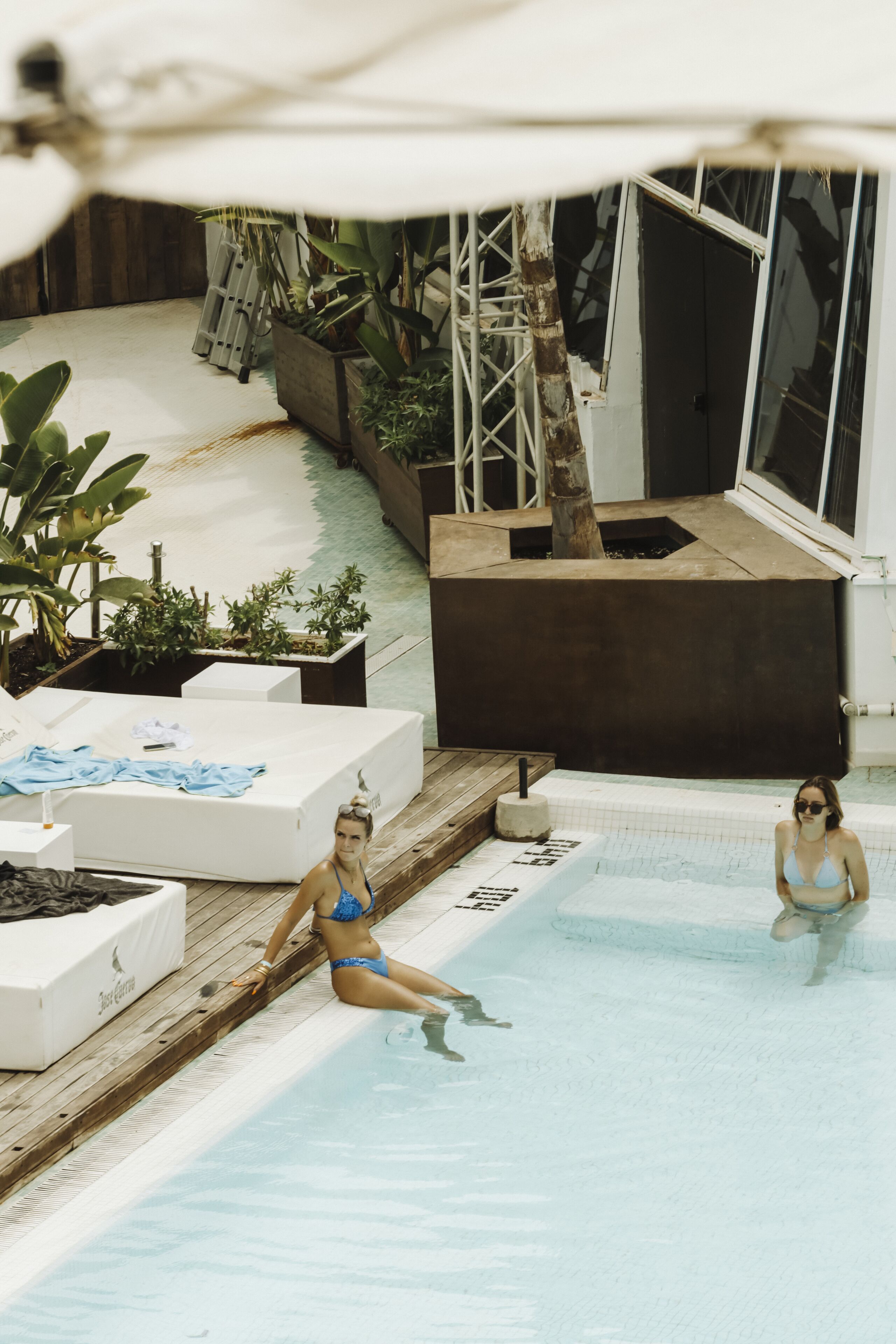 Piscina externa sazonal, espreguiçadeiras