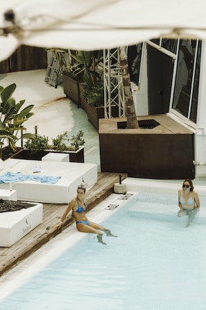 Piscina externa sazonal, espreguiçadeiras