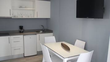 Standard-Apartment, 1 Schlafzimmer | Eigene Küche | Mini-Kühlschrank, Kochgeschirr/Geschirr/Besteck, Esstisch