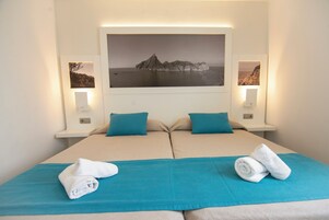 Standaard appartement, 1 slaapkamer, en-suite badkamer | Een bureau, verduisterende gordijnen, beddengoed