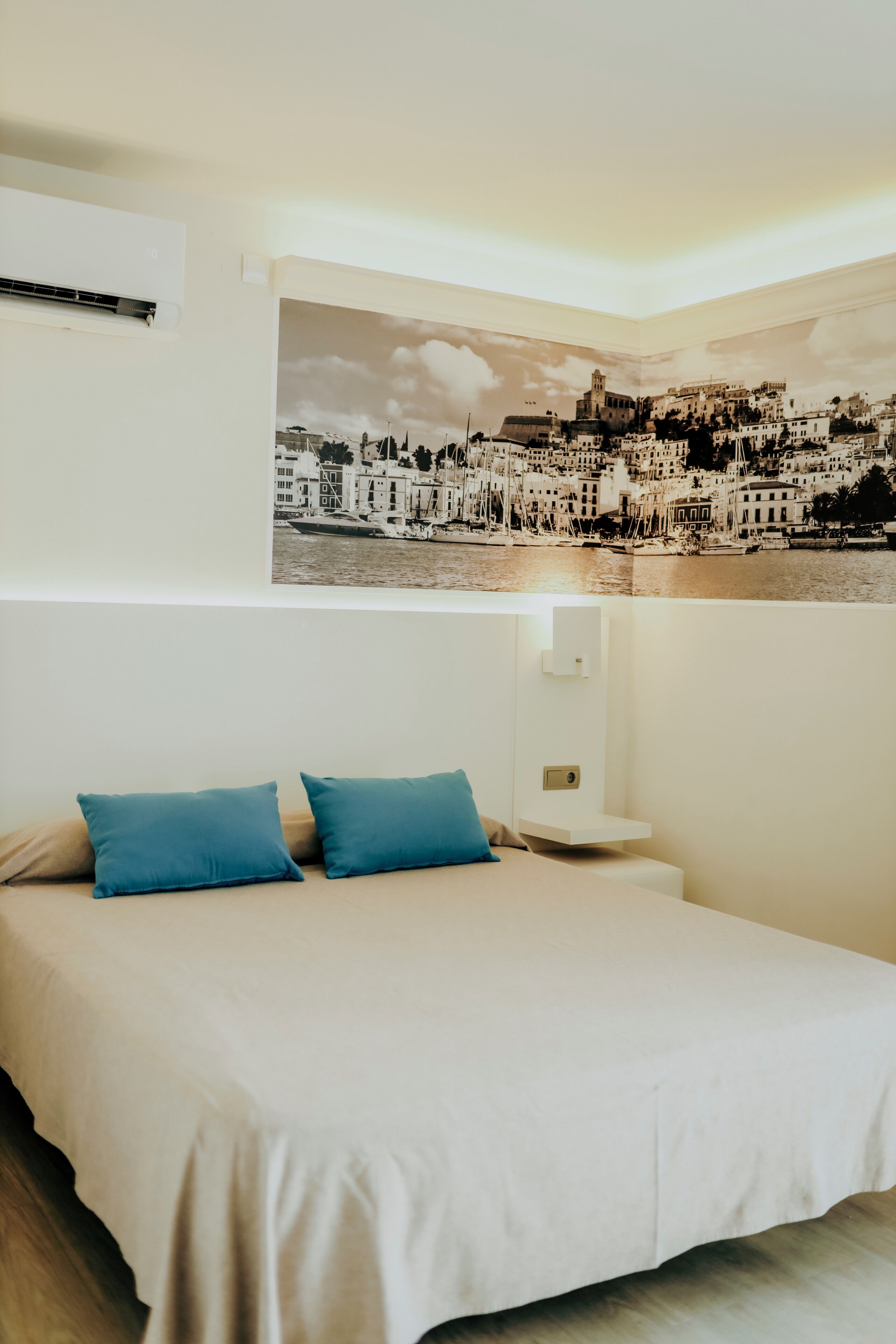 Escritorio, cortinas opacas, ropa de cama