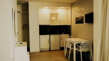 Estudio Confort, baño privado | Zona de estar | Televisión de 32 pulgadas con canales por satélite