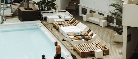 Piscine extérieure (ouverte en saison), chaises longues