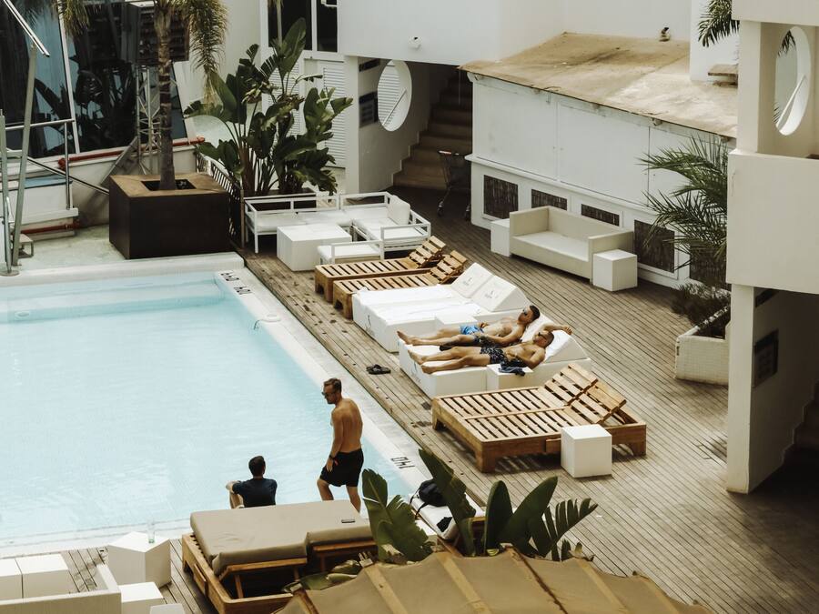 Piscina externa sazonal, espreguiçadeiras