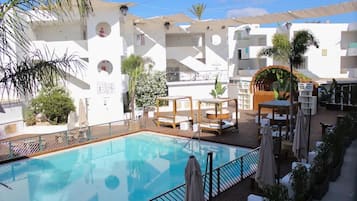 Comfort-Apartment, 1 Schlafzimmer, Balkon, Poolblick | Schreibtisch, Verdunkelungsvorhänge, Bettwäsche