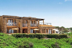 Suite junior, balcón | Baño | Ducha, cabezal de ducha tipo lluvia, secador de pelo y toallas