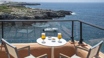 3 Außenpools, Sonnenschirme, Liegestühle