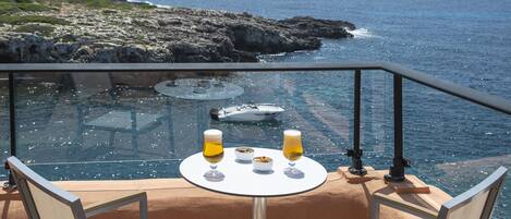 3 piscines a l'aire lliure, para-sols i gandules