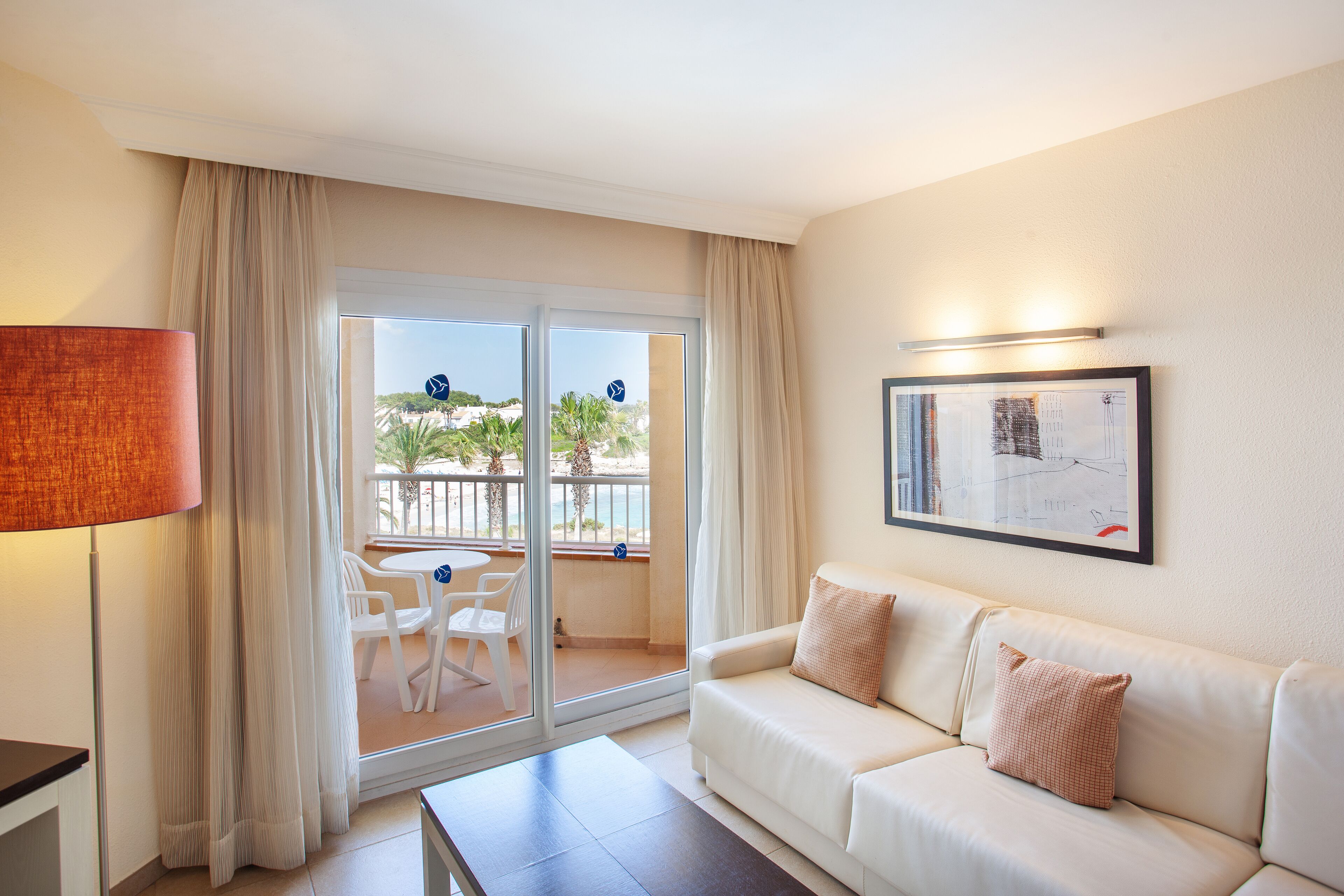 1 bedroom, hypo-allergenic bedding, blackout curtains, soundproofing