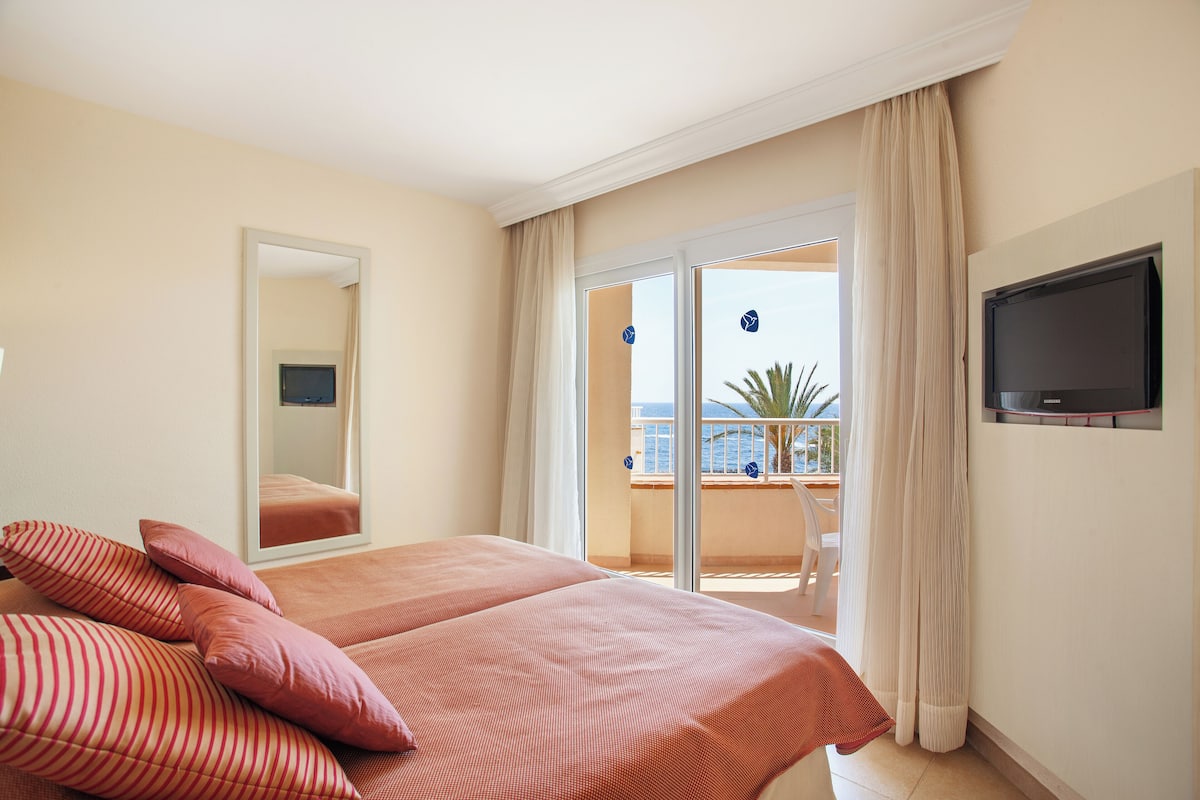 1 bedroom, hypo-allergenic bedding, blackout curtains, soundproofing