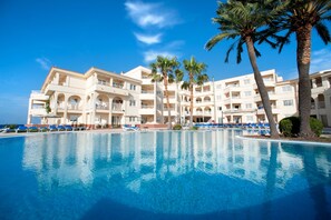 Utendørsbasseng, bassengparasoller og solsenger