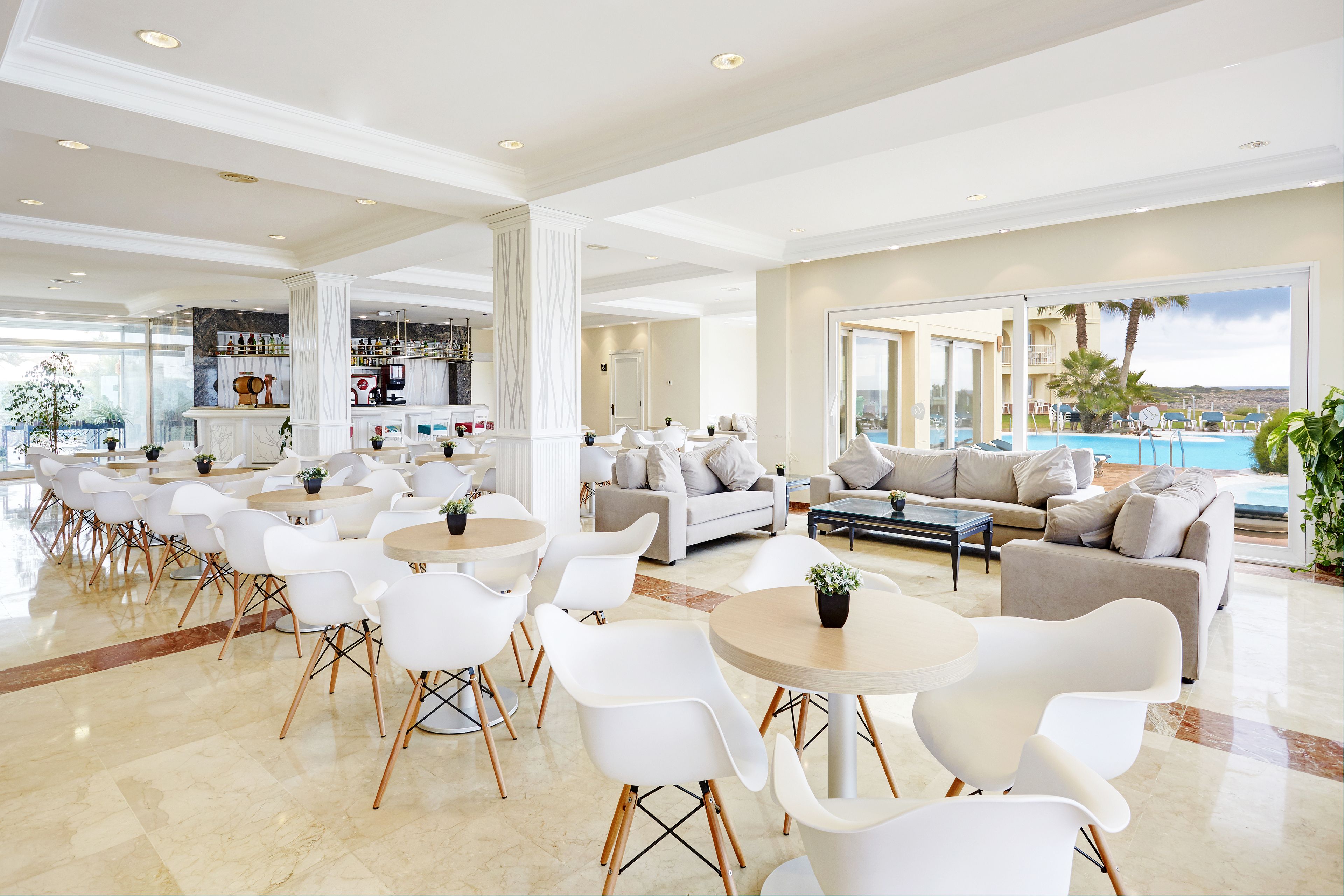 lobby lounge, beach views, open daily