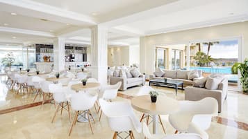 Salón en el lobby, con vista a la playa, abre todos los días