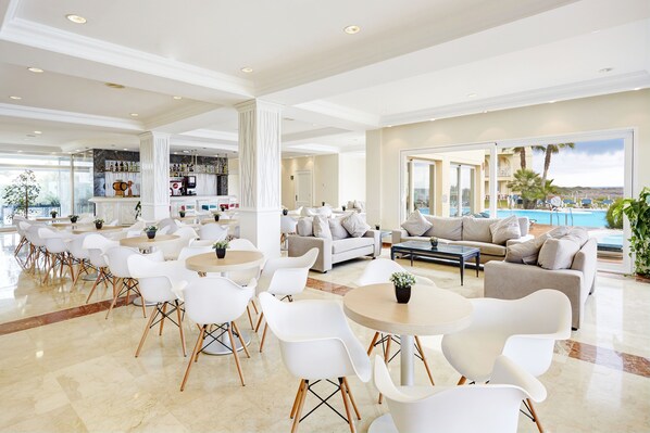 Lobby-Lounge, Blick auf den Strand, täglich geöffnet