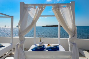 Una piscina al aire libre, tumbonas