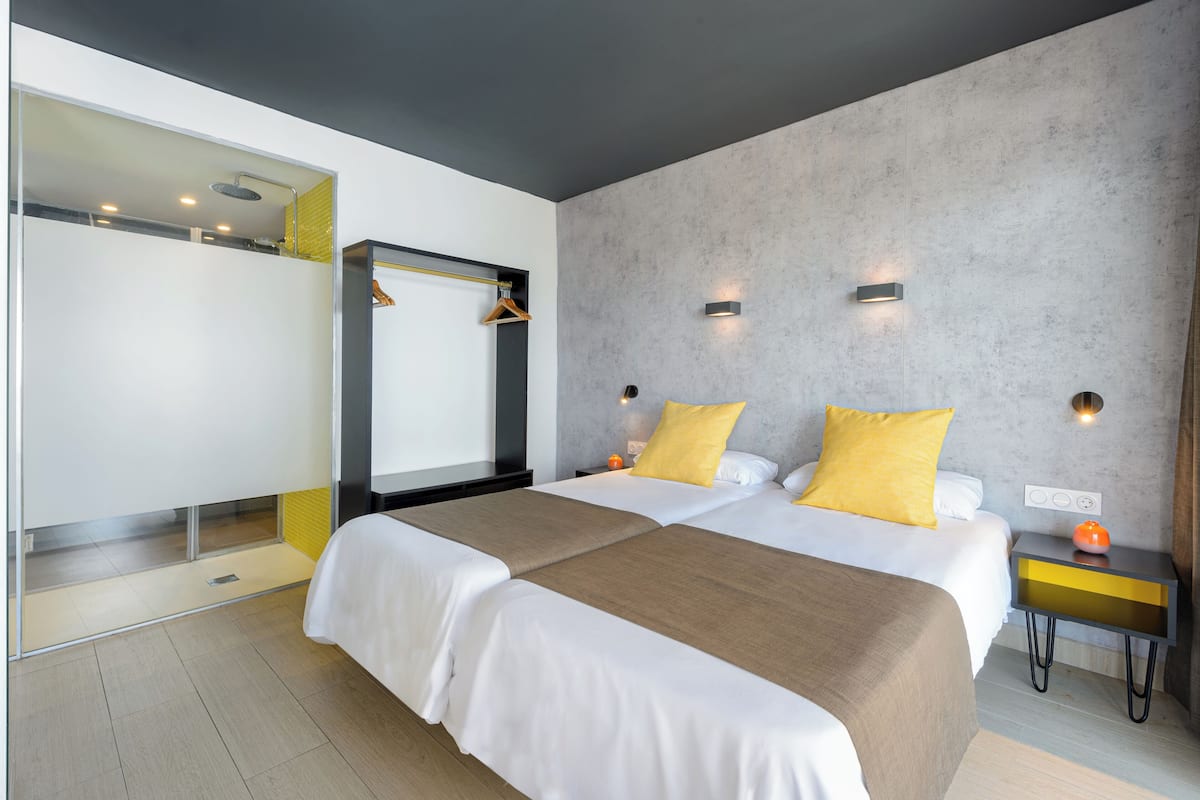 Apartemen, 1 kamar tidur, pemandangan laut terbatas | Brankas, tirai kedap cahaya, setrika/meja setrika, dan Wi-Fi gratis