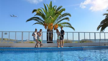 Piscina all'aperto, lettini