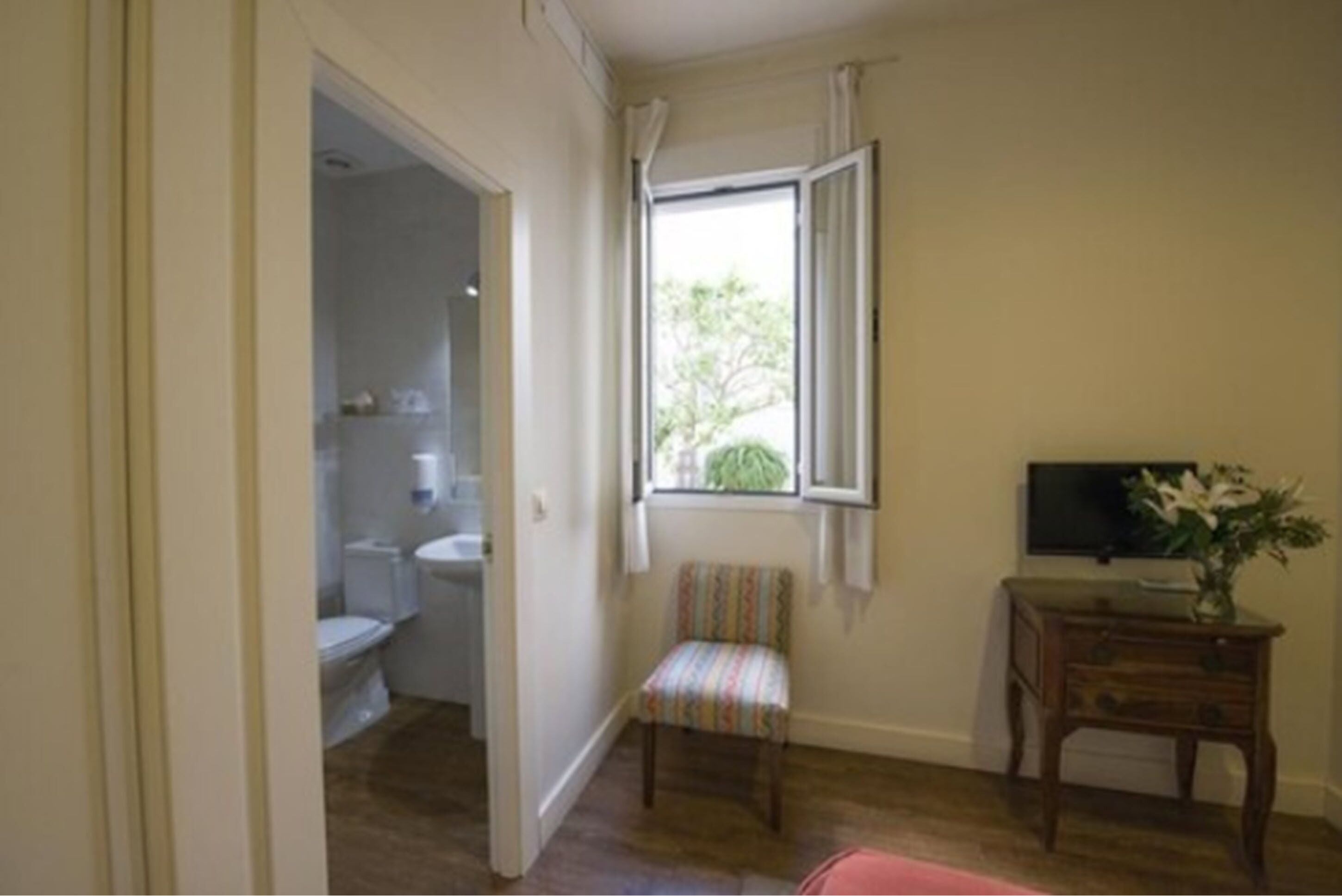 double room, ground floor | in-room safe, free wifi, bed sheets