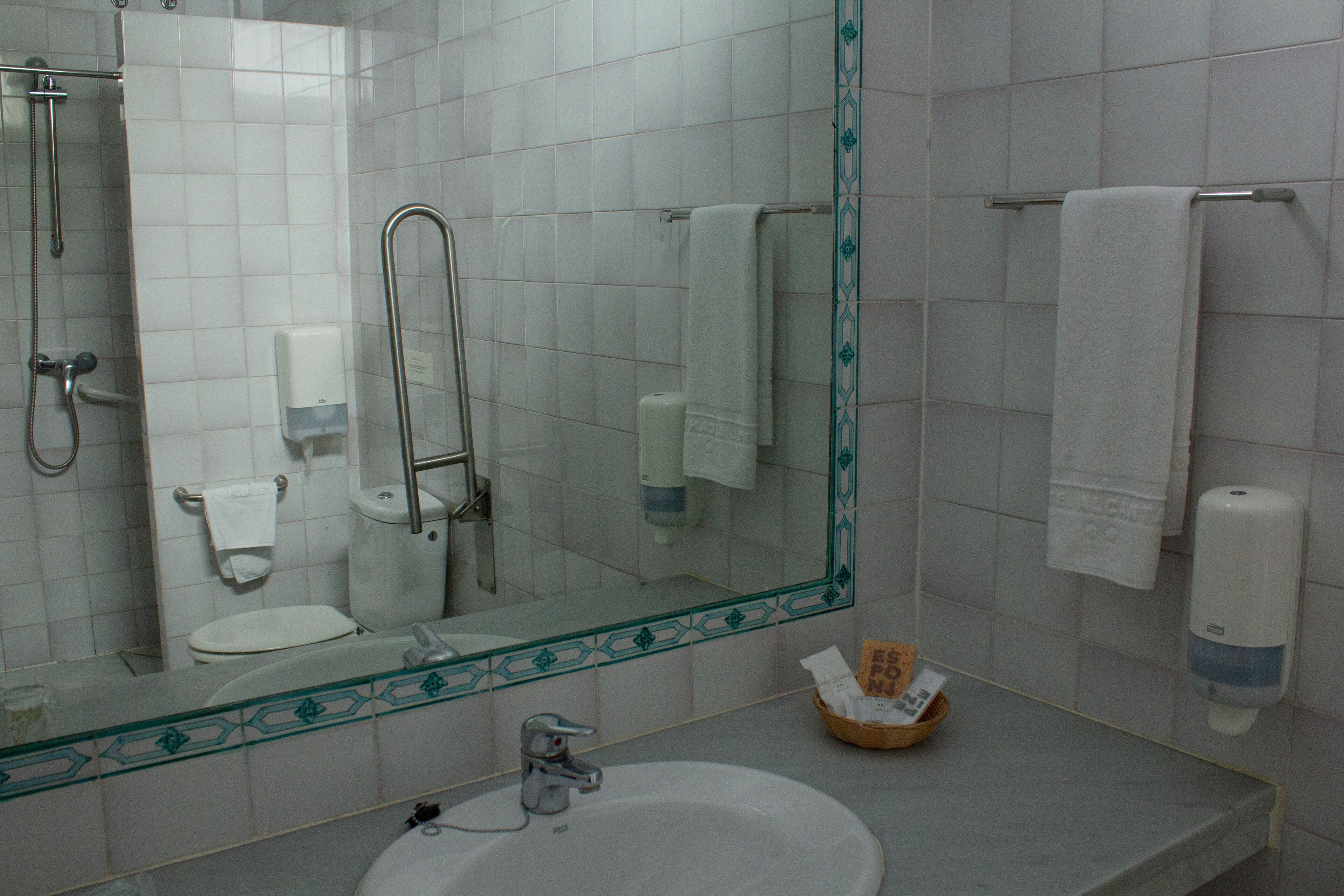 single room, accessible, ground floor | bathroom | free toiletries, hair dryer, towels, soap