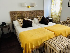 In-room safe, free WiFi, bed sheets - Hotel Alcántara (Seville)