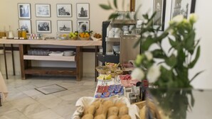 Un bufé de desayuno con diversas opciones de comida y una máquina de café.