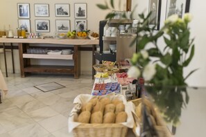 Petit déjeuner buffet servi tous les jours en supplément