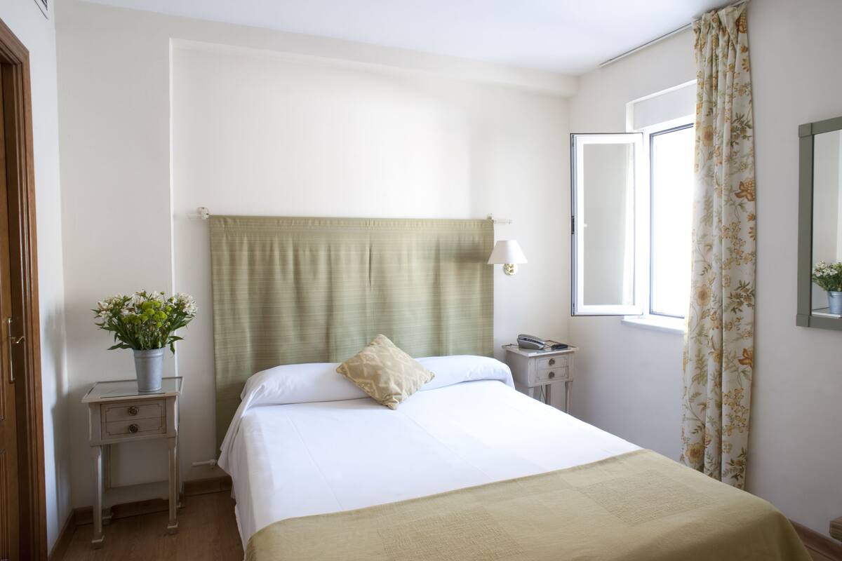 Economy Double Room with 1 Double Bed Interior View | In-room safe, WiFi (free), bed sheets