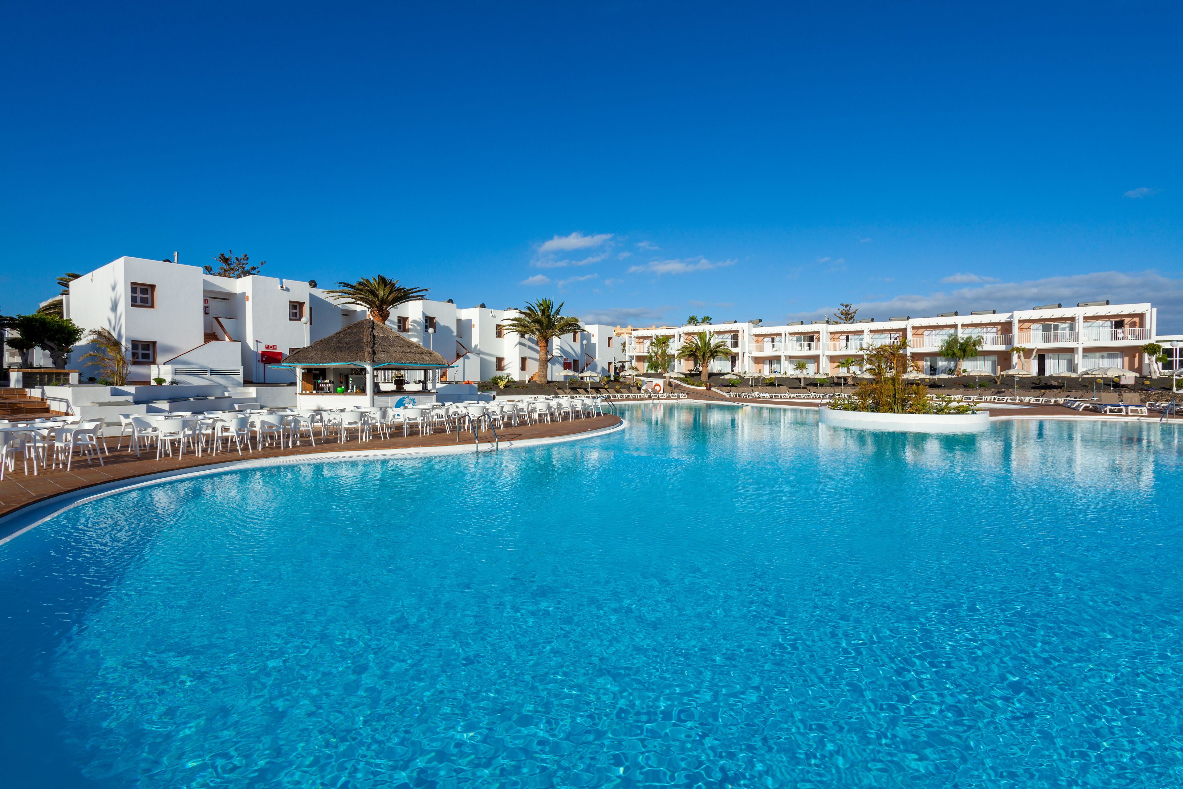 3 piscinas al aire libre (de 10:00 a 18:00), tumbonas