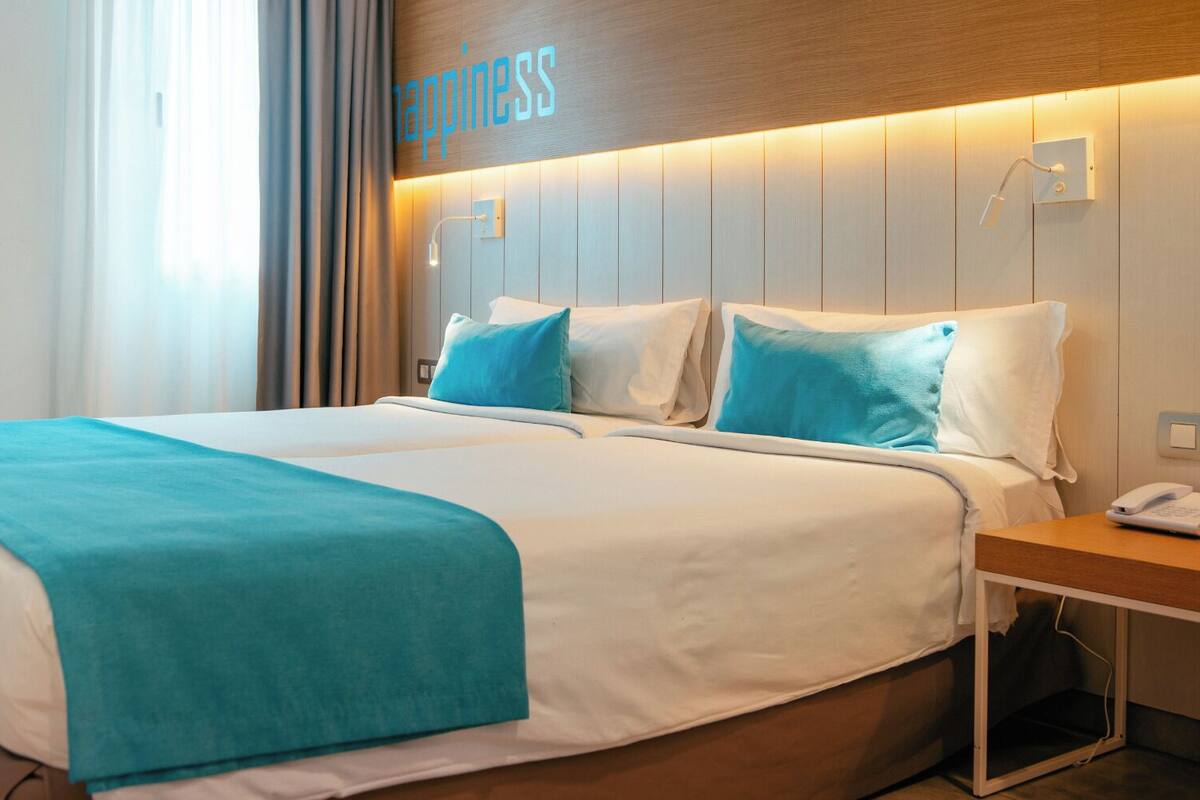 suite, 2 bedrooms | desk, blackout curtains, free wifi, bed sheets