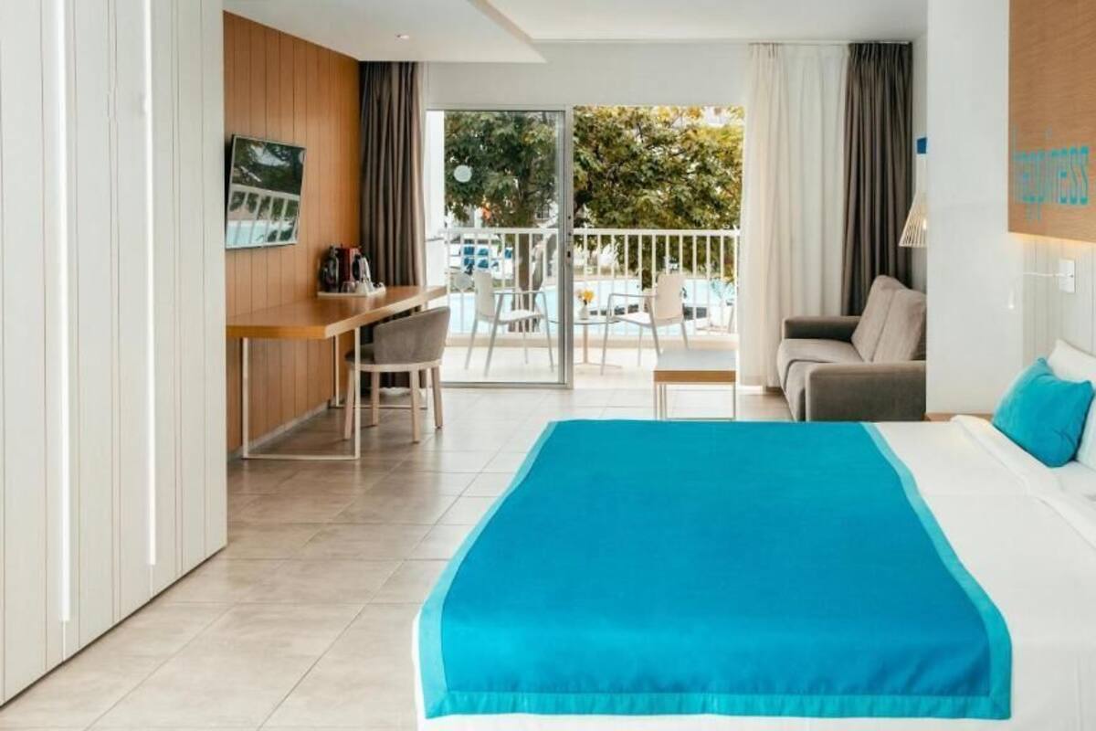 deluxe room, pool view | desk, blackout curtains, free wifi, bed sheets