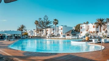 3 udendørs pools, åben fra kl. 10.00 til kl. 18.00, liggestole
