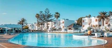3 outdoor pools, open 10:00 AM to 6:00 PM, pool loungers