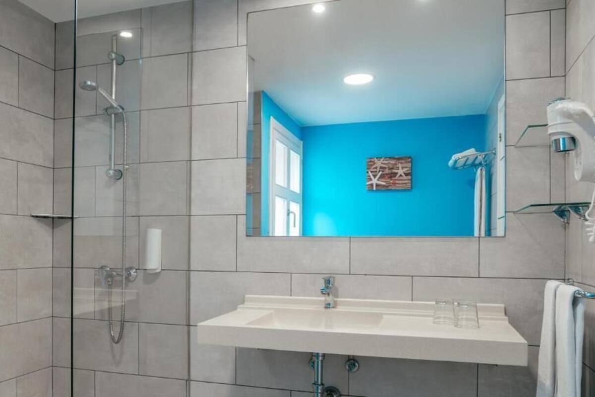 shower, free toiletries, slippers, towels