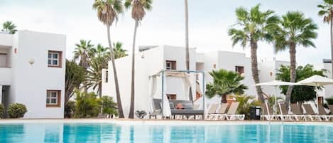 3 albercas al aire libre, acceso de 10:00 a 18:00, y camastros