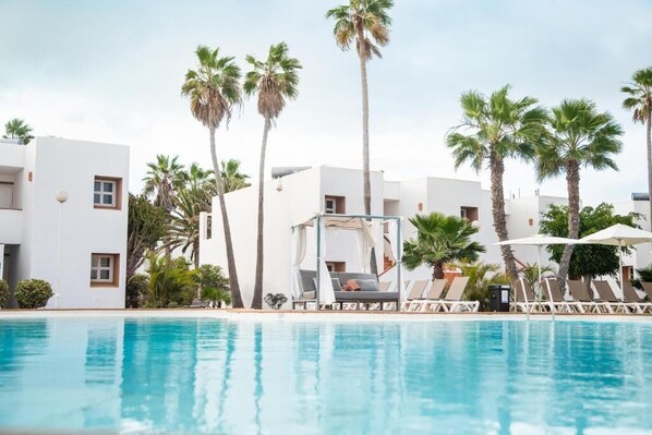 3 piscinas al aire libre (de 10:00 a 18:00), tumbonas