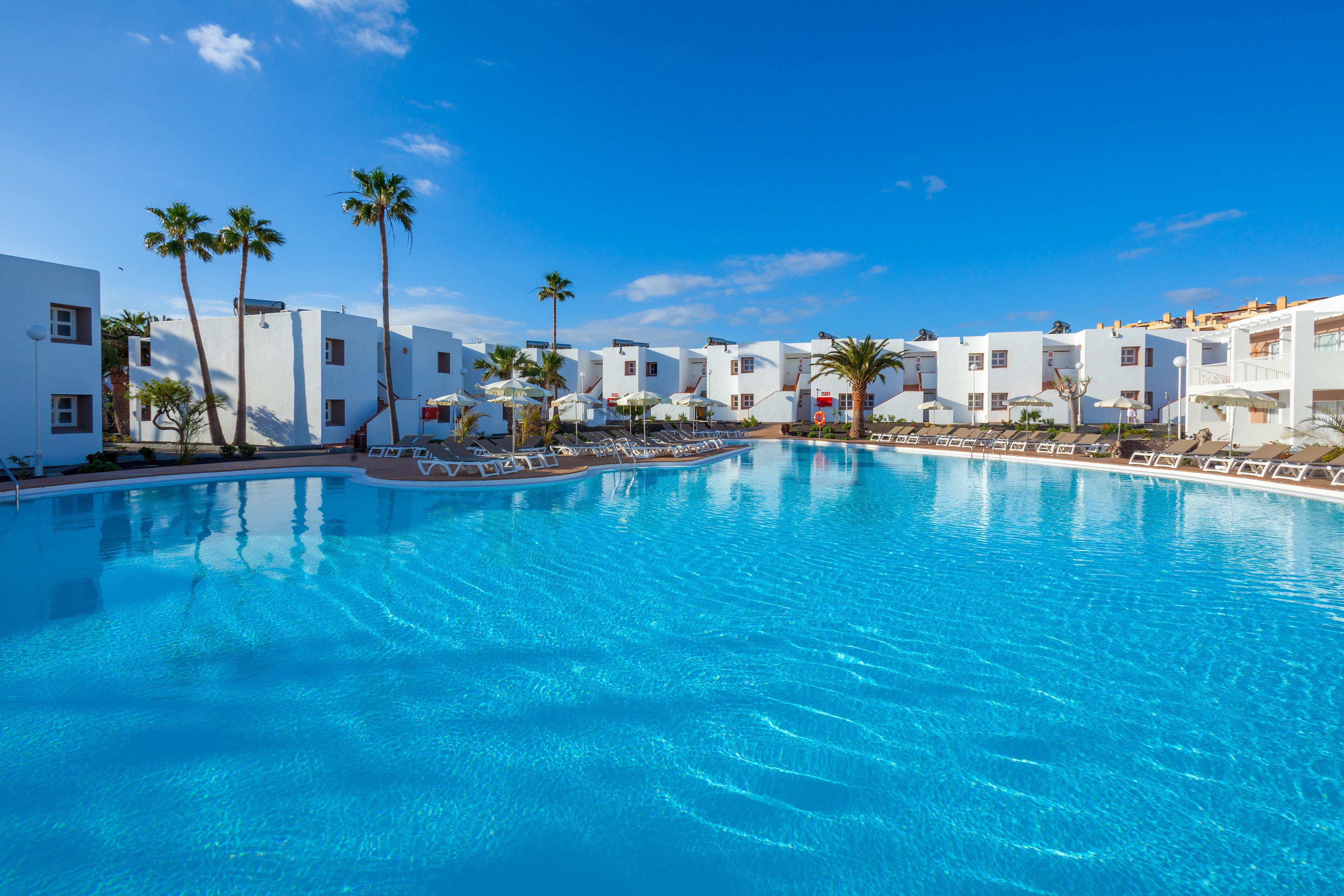 3 outdoor pools, open 10:00 am to 6:00 pm, pool loungers