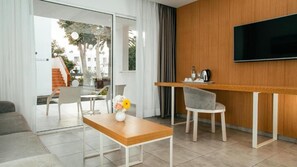 Suite, 2 habitaciones | Zona de estar | Una televisión