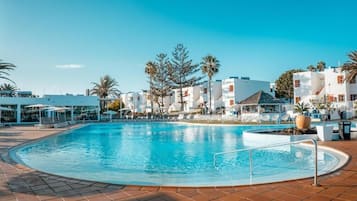 3 outdoor pools, open 10:00 AM to 6:00 PM, pool loungers