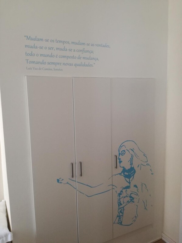 A wardrobe with a quote on the door and a blue line drawing of a woman. - Casa João Chagas (Constancia)