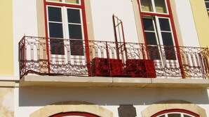 Un edificio con el letrero "CASA JOÃO CHAGAS" en la fachada.